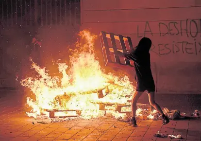  ?? Josep lago/afp ?? Un grupo de vándalos chocó anteanoche con la policía de Barcelona