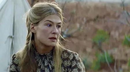  ??  ?? Sullo schermo Rosamund Pike in una scena di «Hostiles» di Scott Cooper