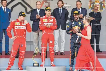  ?? FOTO: AFP ?? Fürstin Charlène schreitet zur Siegerehru­ng. Sebastian Vettel (vorne, Mitte) und Daniel Ricciardo (vorne, rechts) nehmen das offenbar mit mehr Vorfreude zur Kenntnis als Kimi Raikkönen (vorne, links).