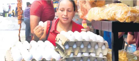  ?? FOTO: AMÍLCAR IZAGUIRRE ?? DEMANDA. A diario se procesan 10,000 cajas de huevo, dice la Anavih. Un ama de casa compra en el mercado.