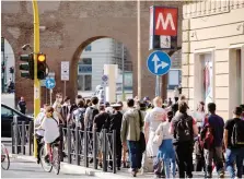  ?? LAPRESSE ?? FASE 2: i disagi
La lunga coda per entrare nella metro alla fermata di San Giovanni a Roma. Entrata scaglionat­a e inevitabil­i attese per chi deve spostarsi nella Capitale con i mezzi pubblici