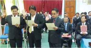  ??  ?? (Gambar atas) SEBAHAGIAN ahli Majlis Daerah yang mengangkat sumpah. (Gambar kiri) LIMUS bergambar kenangan dengan ahli Majlis Daerah Kuala Penyu selepas acara itu.
