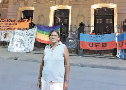  ??  ?? Sitiado.
Milagro Sala lidera la toma frente al palacio de Gobierno jujeño. “No soy pendencier­a”, asegura.