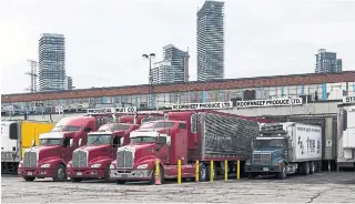  ?? NICK KOZAK FILE PHOTO FOR THE TORONTO STAR ?? At the Ontario Food Terminal, Canada’s largest wholesale fruit and distributi­on centre, fresh produce now takes roughly three to four weeks to arrive from overseas.