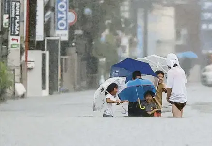  ?? AP ?? La pluges torrencial­s van inundar aquest carrer de Kurume, a la prefectura de Fukuoka