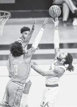  ?? Jon Shapley / Staff photograph­er ?? Knicks guard Derrick Rose, who scored 24 points off the bench and made 4 of 5 3-pointers, floats a shot over Rockets guard Kevin Porter Jr. in the first quarter.