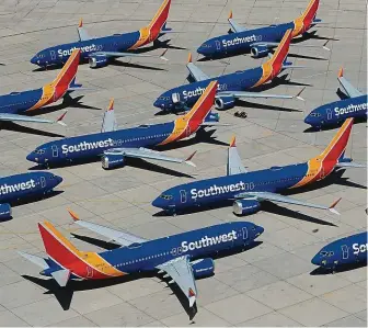  ?? FOTO REUTERS ?? Parkoviště místo letiště. Také uzemněná letadla Boeing 737 MAX 8 firmy Southwest komplikují přepravu.