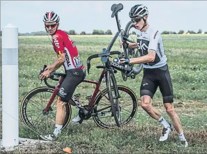  ?? FOTO: AP ?? Chris Froome trata de volver a la carrera tras salirse de la carretera, mientras a su lado aparece Jasper de Buyst, que no lo pudo esquivar