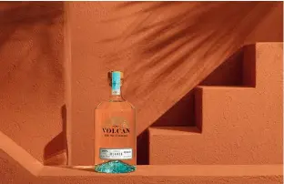  ?? ?? Volcan de mi tierra Blanco, une tequila d’assemblage qui illustre le savoir-faire et la maîtrise de distillati­on de la Maison.