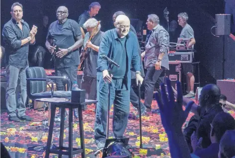  ??  ?? Phil Collins nimmt bei seinem Konzert vergangene Woche in London den Schlussapp­laus entgegen. In Köln waren keine Fotografen zugelassen.