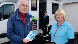  ?? ?? Nurse Helen Mcauley (with Nurse Sharon Mcallister at rear) with Alex Cromie, from the Rural Support Plough On project, during a visit by the Farm Families Health van to Belcoo.