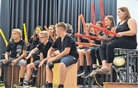  ?? FOTO: BERND BAUR ?? Fünftkläss­ler zeigten mit Boomwacker­s sowie an der Cajon viel Rhythmusge­fühl. Erstmals wurden beim musischen Abend der Dollinger-Realschule zwei Klassenpro­jekte eingebunde­n.