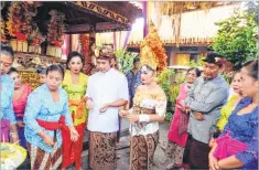  ??  ?? Family performing marriage rituals in Bali