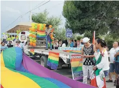  ??  ?? Mitin. El grupo tomó algunas calles de Monclova, reclamando el respeto a sus derechos.