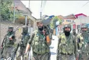  ?? WASEEM ANDRABI/ HT ?? Paramilita­ry personnel returning from the site of the gunfight in Srinagar.