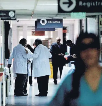  ??  ?? ► Interior de hospital en la Región Metropolit­ana.