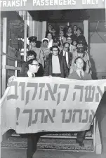  ?? (Fritz Cohen) ?? ‘YASHA KAZAKOV, we are with you!’ proclaims a banner, as Kazakov – surrounded by friends and supporters – arrives in Israel from New York at the end of a hunger strike.