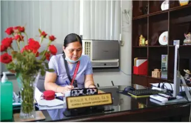  ??  ?? Si Rosalie M. Pasaol, ang Schools Division Superinten­dent sa DepEd-Dakbayan sa Naga.