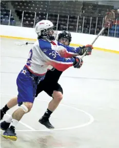  ?? BERND FRANKE/POSTMEDIA NETWORK ?? Welland Generals’ Zach Main, left, passes the ball in junior B lacrosse versus the Orangevill­e North Sunday night at Welland Arena.