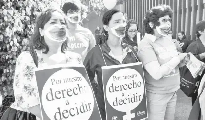  ??  ?? Expertas en temas de equidad de género explican que al no legalizar el aborto se obliga a la mujeres a la clandestin­idad, a procurarlo en condicione­s con alto índice de mortandad ■ Foto María Meléndrez Parada