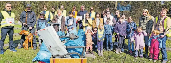  ?? FOTO: PETRA PABST ?? Unser Archivbild aus dem Quierschie­der Bürgerpark zeigt Picobello-Aktivisten, die nach dem Großreinem­achen stolz präsentier­en, was sie so an Abfällen im Grünen gefunden haben.