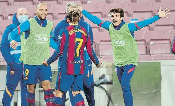  ?? FOTO: EFE ?? Alegría de grupo
Griezmann festejó su gol con los suplentes que calentaban en la banda con un Riqui eufórico, exhibiendo que la plantilla está unida para lo que resta de temporada