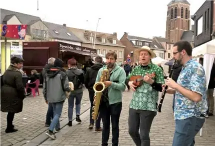  ?? FOTO ELKE LAMENS ?? Zandman bracht de sfeer er meteen in. “Dit is ons allereerst­e optreden”, zeggen ze, “en op straat spelen voelt een pak vrijer aan dan op een podium.”