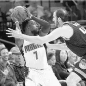  ?? HECTOR AMEZCUA/TNS ?? Shelvin Mack and the Magic scored just 36 points in the 1st half against Kosta Koufos and the Kings Friday night.