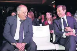  ??  ?? CERCANOS. Tebas, ayer, dialogando con Butragueño en los Cines Callao.