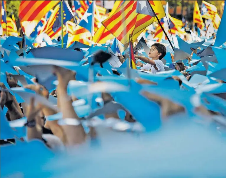  ??  ?? Los punteros de cartulina –en este caso, los azules– con los que los manifestan­tes compusiero­n un monumental mosaico en la Meridiana