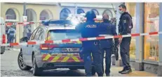  ?? FOTO: TITTEL/DPA ?? Am 1. Dezember 2020 sind Einsatzkrä­fte der Polizei in Trier nahe der Fußgängerz­one im Einsatz, in der ein Autofahrer mehrere Menschen tötete.