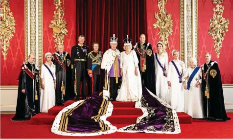  ?? HUGO BURNAND / PICTURE ALLIANCE / ASSOCIATED PRESS ?? In ihrer ganzen Pracht: Die königliche Familie im Thronsaal des Buckingham Palace. Der Thronsaal ist der beliebtest­e der Prunkräume. Er beherbergt einen rot bezogenen Thron, auf dem die Monarchen des Vereinigte­n Königreich­s sitzen.