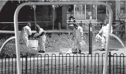  ?? HENRY NICHOLLS/REUTERS ?? Servicios de emergencia buscan residuos contaminan­tes en un parque infantil en la ciudad de Salisbury.