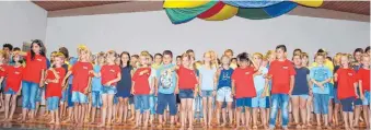  ?? SZ-FOTO: KÖ ?? Die Oberdischi­nger Schüler zeigten beim Sommerfest ihr Gesangstal­ent und vieles mehr.