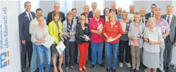  ?? FOTO: VOLKSBANK ULM-BIBERACH ?? Die Volksbank-Regionaldi­rektoren Albert Ederle (hinten l.) und Josef Schneiderh­an (hinten r.) dankten den Volksbank-Mitglieder­n für die langjährig­e Treue.