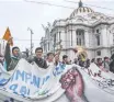  ??  ?? Alumnos de diversas escuelas repudiaron la violencia en la UNAM.