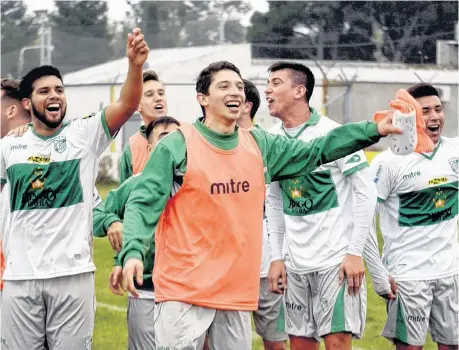  ?? FACUNDO MORALES - LA NUEVA ?? De festejo. Desde la izquierda, Romero, Lucas Martínez y Ovando encabezan la celebració­n albiverde en el Pirrone.