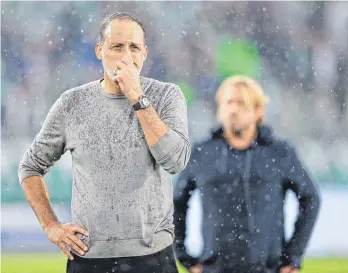  ?? FOTO: CATHRIN MÜLLER/IMAGO ?? Nach acht Spielen ohne Sieg wächst die Kritik an Trainer Pellegrino Matarazzo (vorne). Auch Sportdirek­tor Sven Mislintat (hinten) bekommt zunehmend den Unmut der Fans zu spüren.