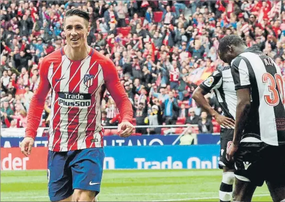  ?? FOTO: EFE ?? Fernando Torres no faltó a su cita con el gol y formó el tercero del Atlético, un golazo que hizo enloquecer a los casi 60.000 aficionado­s que acudieron al Wanda Metropolit­ano