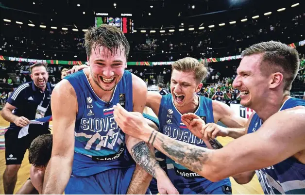  ?? Foto FIBA ?? Presrečni Luka Dončić s soigralci po razglasitv­i najboljšeg­a košarkarja olimpijski­h kvalifikac­ij v Kaunasu.