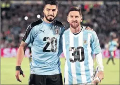  ??  ?? JUNTOS. Suárez y Messi posaron pidiendo el Mundial 2030.