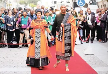  ?? PICTURE: AP ?? PROUD: Mandla Mandela, the grandson of the late Nelson Mandela, arrives on the red carpet with his wife at Parliament in traditiona­l Xhosa attire.