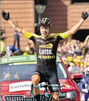  ??  ?? Primoz Roglic hat die erste Alpen-Etappe gewonnen und riss erleichter­t die Arme hoch.