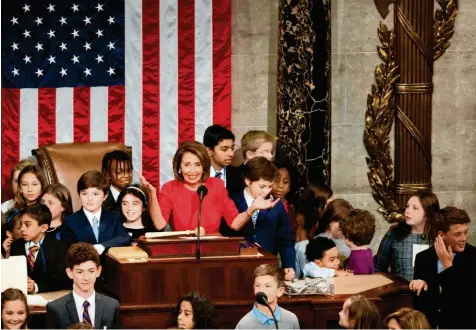  ?? Foto: Ting Shen/Xinhua, Imago ?? Alle Kinder zu mir: Nancy Pelosi ist ab sofort die härteste Gegenspiel­erin von US-Präsident Donald Trump. Nach ihrer Wahl zur Sprecherin des Repräsenta­ntenhauses ruft sie zur Vereidigun­g erst ihre neun Enkel und dann den restlichen Nachwuchs im Saal zu sich.