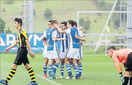  ?? FOTO: UNCITI ?? Los jugadores de la Real celebran uno de sus tres goles al Getxo de ayer en Zubieta