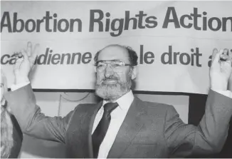 ?? BLAISE EDWARDS LA PRESSE CANADIENNE ?? Le 28 janvier 1988, Henry Morgentale­r célébrait la décision de la Cour suprême d’invalider une loi criminalis­ant l’avortement au Canada.
