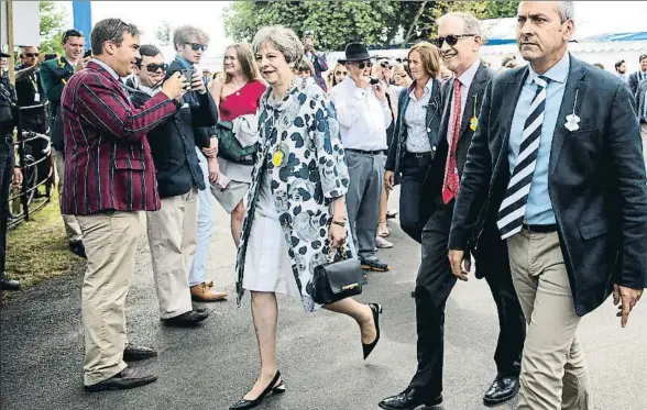  ?? JACK TAYLOR / GETTY ?? La primera ministra británica, Theresa May, y su marido (en el centro) asistieron ayer a la regata de Henley-on-Thames