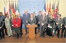  ??  ?? El ministro de Relaciones Exteriores de Venezuela, Jorge Arreaza (centro), con diplomátic­os de Rusia, China, Irán y Siria, entre otros, ayer en la ONU.