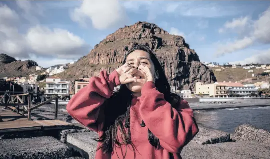  ?? FINBARR O’REILLY/THE NEW YORK TIMES PHOTOS ?? Arantxa Cifuentes Gutiérrez, 15, demonstrat­es how to use the whistling language known as Silbo Gomero in January in La Gomera, Spain.