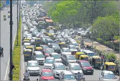 ?? RAJ K RAJ/HT PHOTO ?? A traffic jam at Vikas Marg on Monday morning as offices resumed operations with more staff members n across Delhi.